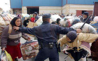 Polic&iacute;as tratan de controlar a porteadores en la frontera de Ceuta con Marruecos. 
