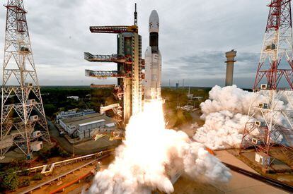 Momento del despegue del 'Chandrayaan-2' desde Sriharikota (India). El país intenta convertirse en el cuarto país del mundo que posa un aparato en la Luna. La misión es una nueva muestra del pujante programa espacial indio, pues está desarrollada en su práctica totalidad en este país, que ya envió una nave orbital a la Luna, la Chandrayaan 1, en 2008.