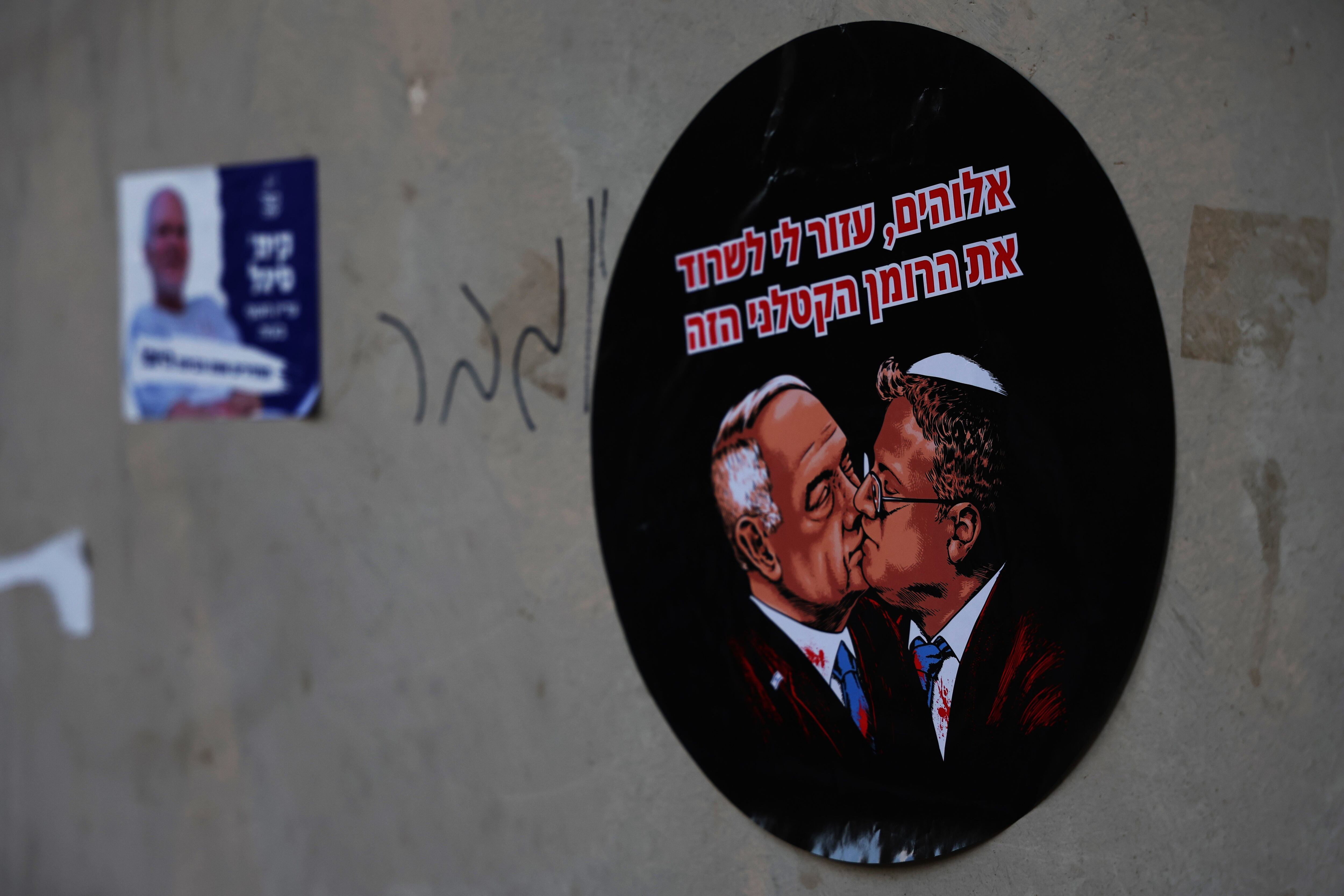 Um adesivo em Tel Aviv mostrando o primeiro-ministro de Israel, Benjamin Netanyahu, beijando o ministro da Segurança Nacional, o ultradireitista Itamar Ben Gvir. 