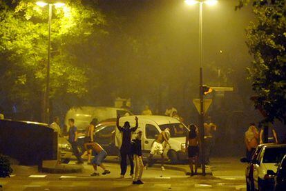 Un grupo de jóvenes se enfrenta a las fuerzas de seguridad en el barrio de Villeneuve, en Grenoble.