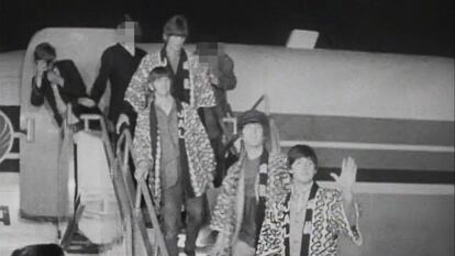 En la imagen, en un fotograma del vídeo publicado, los Beatles bajando del avión en kimono.