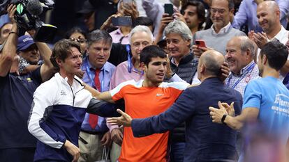 Carlos Alcaraz celebra con su equipo la victoria en el US Open del pasado domingo.