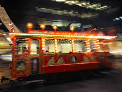 Las luces de Zúrich
Más de 23.000 ledes iluminan hasta comienzos de enero el kilómetro y medio de tiendas de una de las avenidas comerciales más conocidas de Zúrich (Suiza): la Bahnhofstrasse. En Travelzoo ofertan habitación deluxe en el hotel Kameha Grand Zürich, de cinco estrellas, por 99 euros la noche para dos personas.
www.travelzoo.com