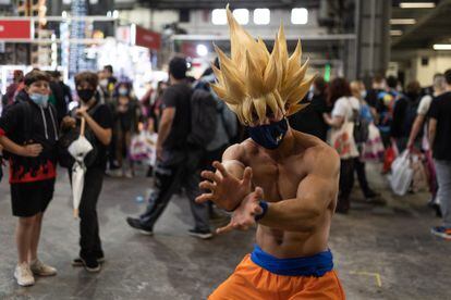 Un joven asistente al Salón del Manga de Barcelona con el 'cosplay' de Son Goku.