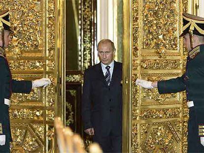 El presidente ruso, Vladímir Putin, entra en el salón de recepciones del Kremlin.