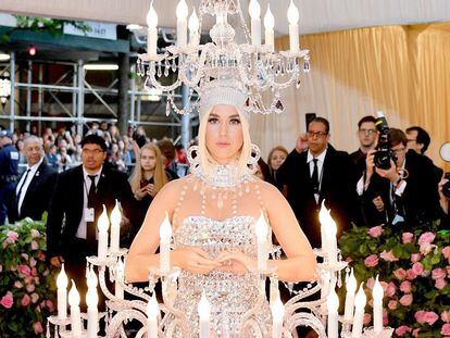 Katy Perry iluminada como lámpara en la gala MET 2019.