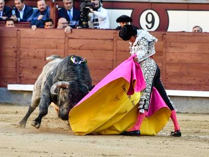 Emilio de Justo torea a la verónica al toro del percance, el pasado 10 de abril.