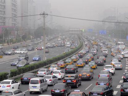 Coches atascados bajo una bruma de contaminación en Pekín.