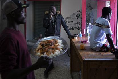 Serigne Mamadou, al teléfono, en un local donde preparan comida para los temporeros que dormían en la calle en Lleida.