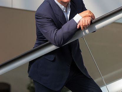 Javier Arenas, en una escalera de subida, en el congreso del PP en Valencia.