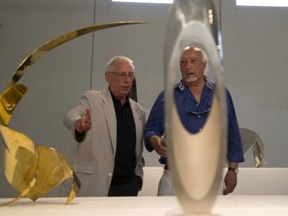 El cantante Raimon y el escritor Manuel Vicent, que han participado en la elecci&oacute;n de las obras, ante dos esculturas de Andreu Alfaro.