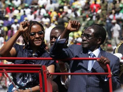 Robert Mugabe y su esposa, Grace, saludan a los congregados en el Estadio Nacional en agosto de 2013 para asistir a su séptima investidura.
