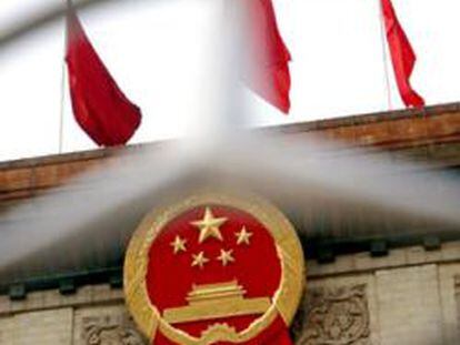 El símbolo de Mercedes sobre el Gran Salón del Pueblo de Pekín, sede de la Asamblea Popular.
