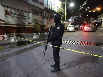 Un policía mexicano, tras un asesinato en Acapulco. 