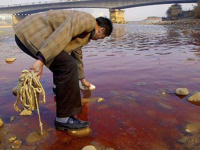 Toma de muestras del río Amarillo en Lanzhou, en el noroeste de China.