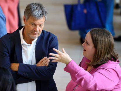 El ministro de Economía y Clima, Robert Habeck, habla con la colíder del partido, Ricarda Lang, este jueves en el Bundestag.