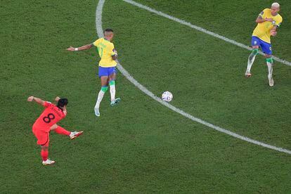 Paik Seung-ho, anotando desde fuera del área su gol ante Brasil. 