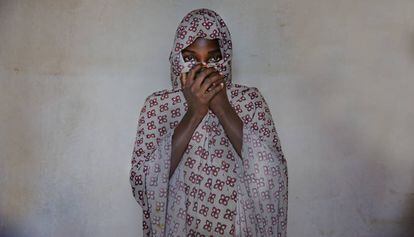 Hindatou tiene 23 años y dos hermanos menores, Mohammed, de 14, y Halisa, de 13. Provenientes del norte de Nigeria, fueron secuestrados por un grupo armado y pasaron varios meses en cautiverio antes de huir y reunirse con parte de su familia.