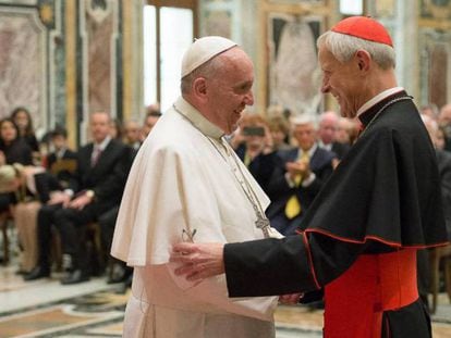 El Papa con el cardenal Wuerl, acusado de encubrir los hechos. En vídeo: Declaraciones del portavoz del Vaticano Greg Burke.