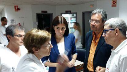 La consejera Carmen Montón, con chaqueta azul, en el hospital de Sagunto.