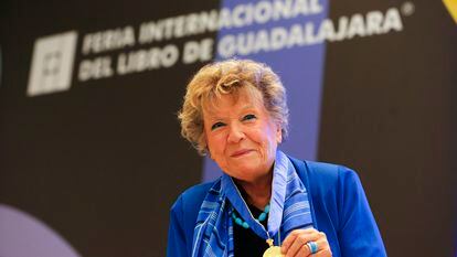 La novelista italiana Dacia Maraini posa con su medalla Carlos Fuentes, en la FIL de Guadalajara, el pasado 26 de noviembre.
