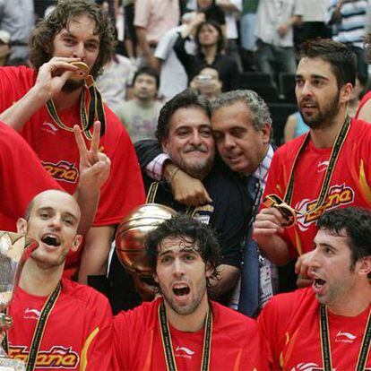 Pepu y José Luis Sáez, en el centro, con los jugadores campeones del mundo en 2006 en Japón.