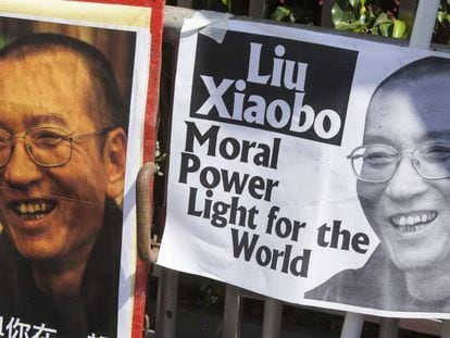 Varias pancartas piden la liberación del nobel de la Paz chino Liu Xiaobo en Hong Kong (China).