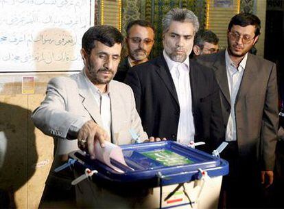El presidente iraní, Mahmud Ahmadineyad, vota en las elecciones legislativas.