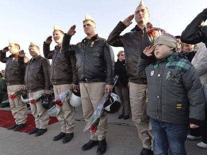 Pilotos rusos saludan el mi&eacute;rcoles durante una ceremonia de bienvenida en la base a&eacute;rea de Primorsko-Akhtarsk, al sur de Rusia.