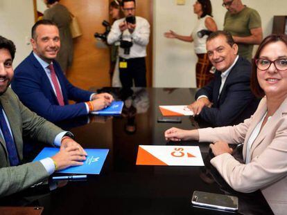 El presidente en funciones de Murcia, Fernando López Miras (primero por la izquierda), junto al diputado del PP Joaquín Segado, el pasado 19 de julio. A la derecha, los negociadores de Cs. En vídeo, el discurso de investidura de Miras este miércoles.
