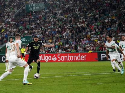 Benzema remata el disparo que supone el 0-2 ante el Elche este miércoles en el Martínez Valero.