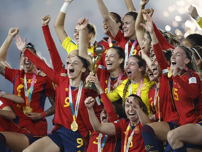 Las jugadoras de España celebran con la copa tras ganar la final del Mundial de Australia y Nueva Zelanda ante Inglaterra.
