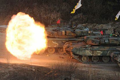 Soldados surcoreanos participan ayer en unas maniobras militares a 25 kilómetros de la frontera con Corea del Norte.