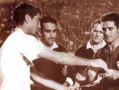 Quincoces y Camarasa intercambian banderines en el Valencia-Levante de 1963, en Mestalla.