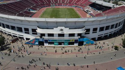 Ciudadanos acuden a votar a uno de los recintos más grandes de la capital, en el Estadio Nacional.