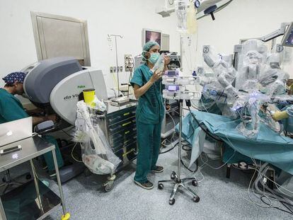 Varios médicos en un quirófano del Hospital de Málaga, asistidos por el robot Da Vinci. 