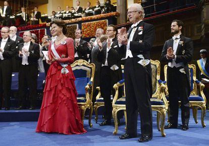  La reina Silvia (i) y el rey Carlos XVI Gustavo de Suecia (2d), el príncipe Daniel (2i) y el príncipe Carlos Felipe (d) de Suecia, aplauden durante la ceremonia de entrega de los Premios Nobel.