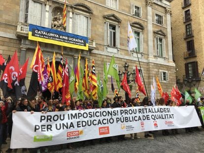 Manifestación de los sindicatos educativos en la plaza Sant Jaume de Barcelona, este miércoles.