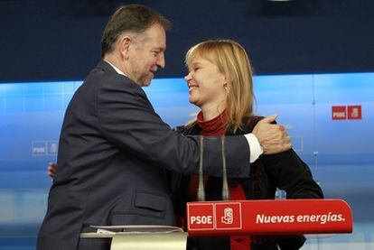 Leire Pajín entrega el testigo al nuevo secretario de Organización del PSOE, Marcelino Iglesias.