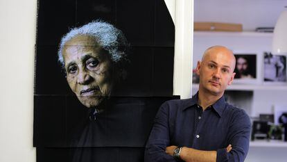 El fotógrafo Pierre Gonnord, junto a uno de sus retratos, en su estudio en Madrid, en 2008.
