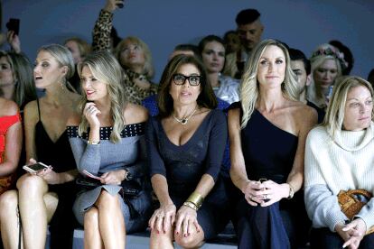 Jillian Mele, Jeanine Pirro y Lara Trump, en el front row de Chiara Boni.