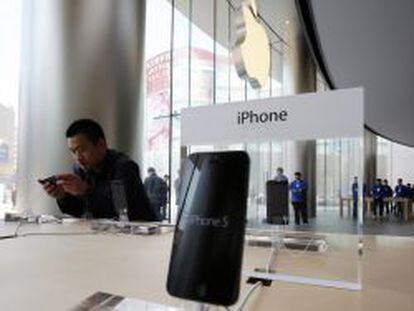 Un joven prueba el iPhone 5 en una tienda de Apple.