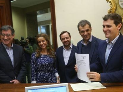 De izquierda a derecha, los diputados de Ciudadanos Ignacio Prendes, Patricia Reyes, Francisco de la Torre, Toni Cantó y Albert Rivera en el Congreso.