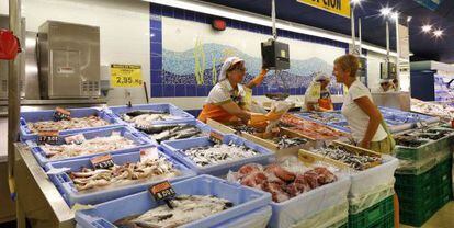 Puesto de pescadería en un supermercado de Mercadona.