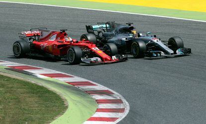 Lewis Hamilton intenta adelantar a Sebastian Vettel.