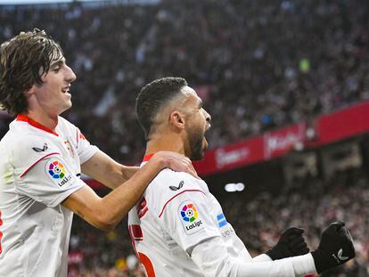 En-Nesyri y Bryan Gil celebran el gol del delantero marroquí al Mallorca.
