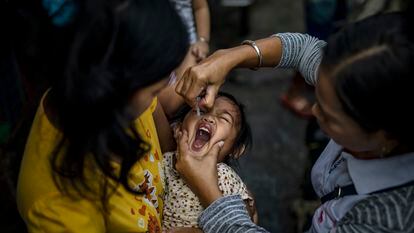 Una niña recibe la vacuna de la polio en Filipinas, en 2019.