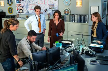 00 PM, ET/PT) on the CBS Television Network, and available to stream live and on demand on Paramount+.Pictured (L-R) Missy Peregrym as Special Agent Maggie Bell, Zeeko Zaki as Special Agent Omar Adom ÔOAÕ Zidan, Taylor Anthony Miller as Kelly Moran,Alana De La Garza as Special Agent in Charge Isobel Castille and Kathleen Munroe as Rina TrenholmPhoto: David M. Russell/CBS ©2021 CBS Broadcasting, Inc. All Rights Reserved