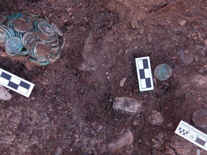 Imagen distribuida por Atalaya de las monedas romanas halladas en Riotinto.