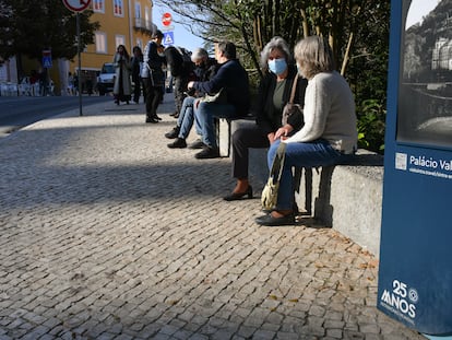 Varias personas con mascarilla, este martes en Sintra (Portugal).